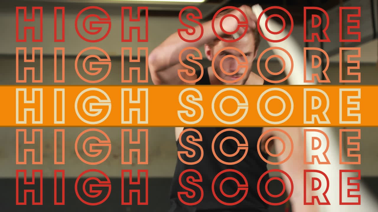 Animazione del testo "Record" in ripetizione con una striscia arancione sopra un uomo che si allena con le battle ropes.