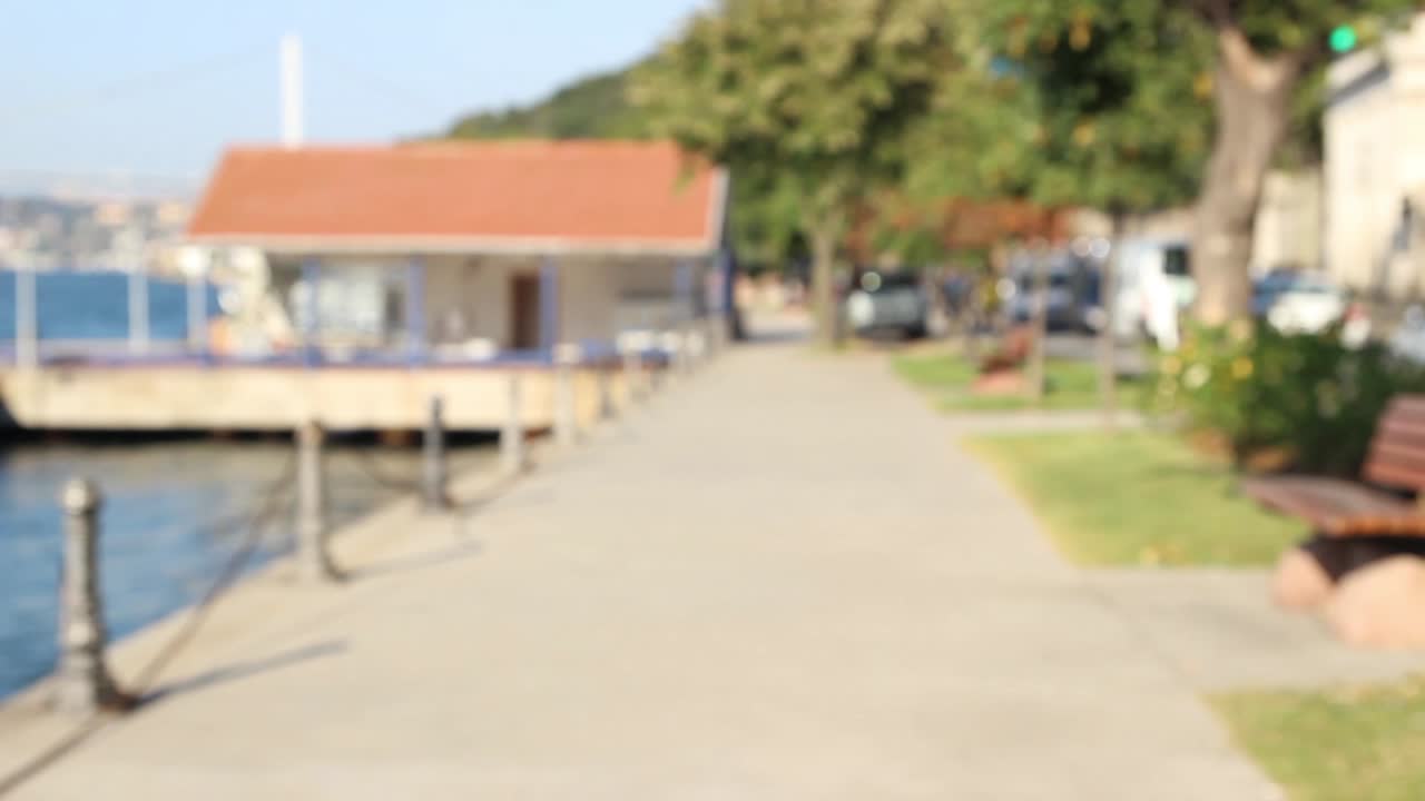 若い男が待って時計をチェックし ⁇ クローズアップショット1