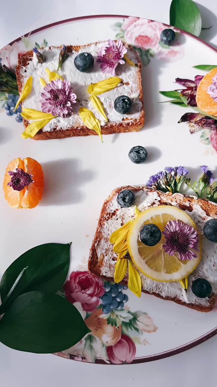 tostadas decoradas con flores