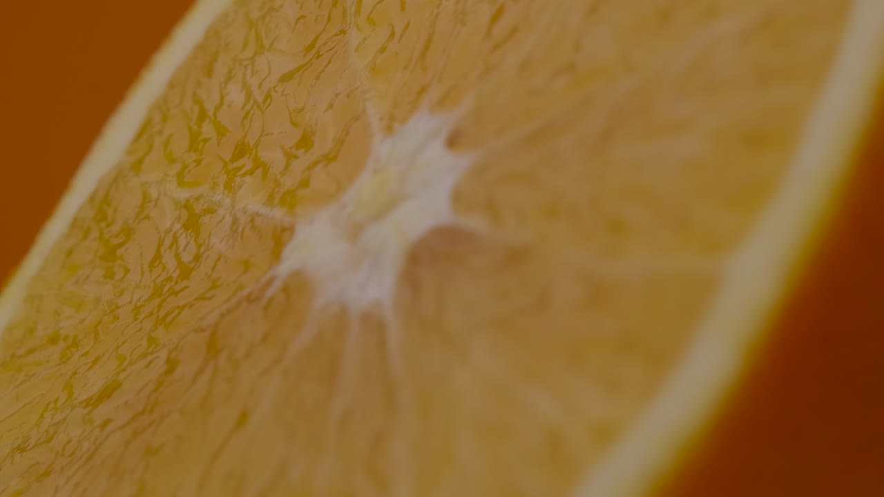 Arancia che ruota. Primo piano della polpa d'arancia.