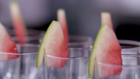 Schnapsgläser-Mit-Einer-Scheibe-Wassermelone-Befestigt