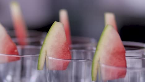 vasos de chupito con una rodaja de sandía adjunta