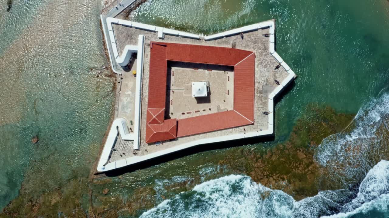 снимок с высоты птичьего полета с беспилотного летательного аппарата исторического форта reis magos в форме звезды с волнами, разбивающимися о белые стены в пляжной столице натала в рио-гранде-ду-норте, бразилия