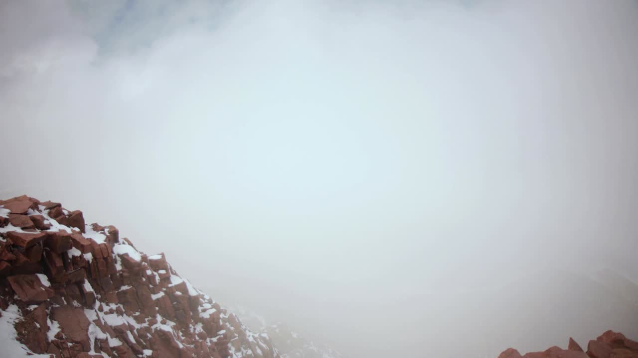 콜로라도의 파이크 피크에서 산과 구름의 타임 스 뷰.