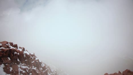 vista en timelapse de las montañas y las nubes desde el pico de pike en colorado.
