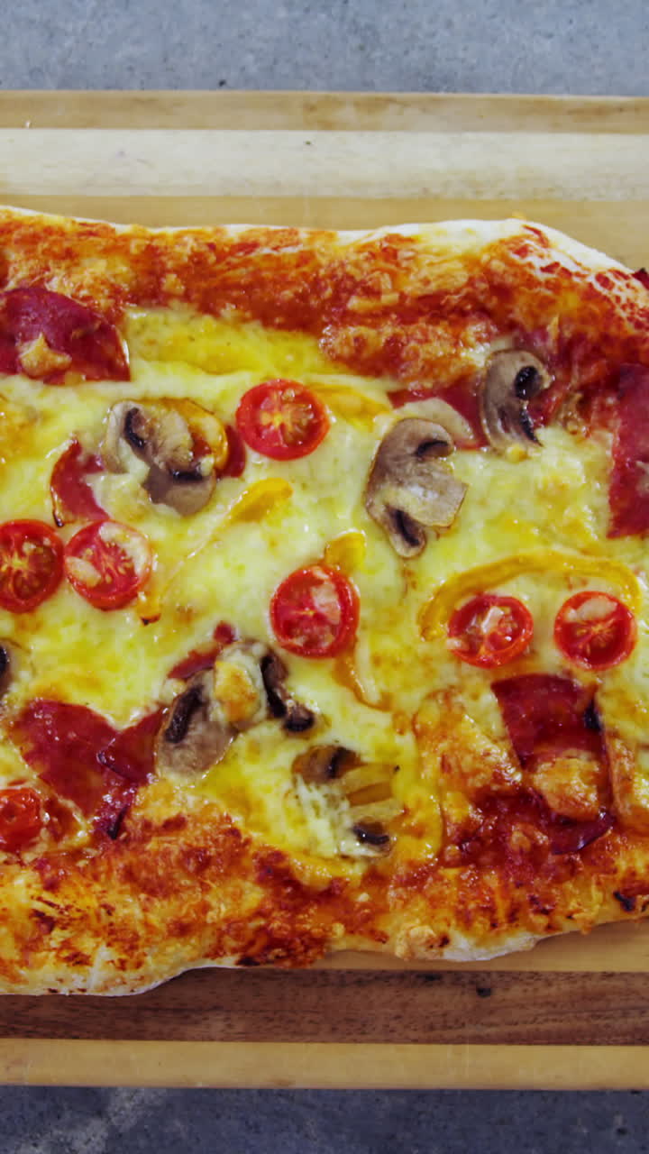 печена пицца на деревянной доске