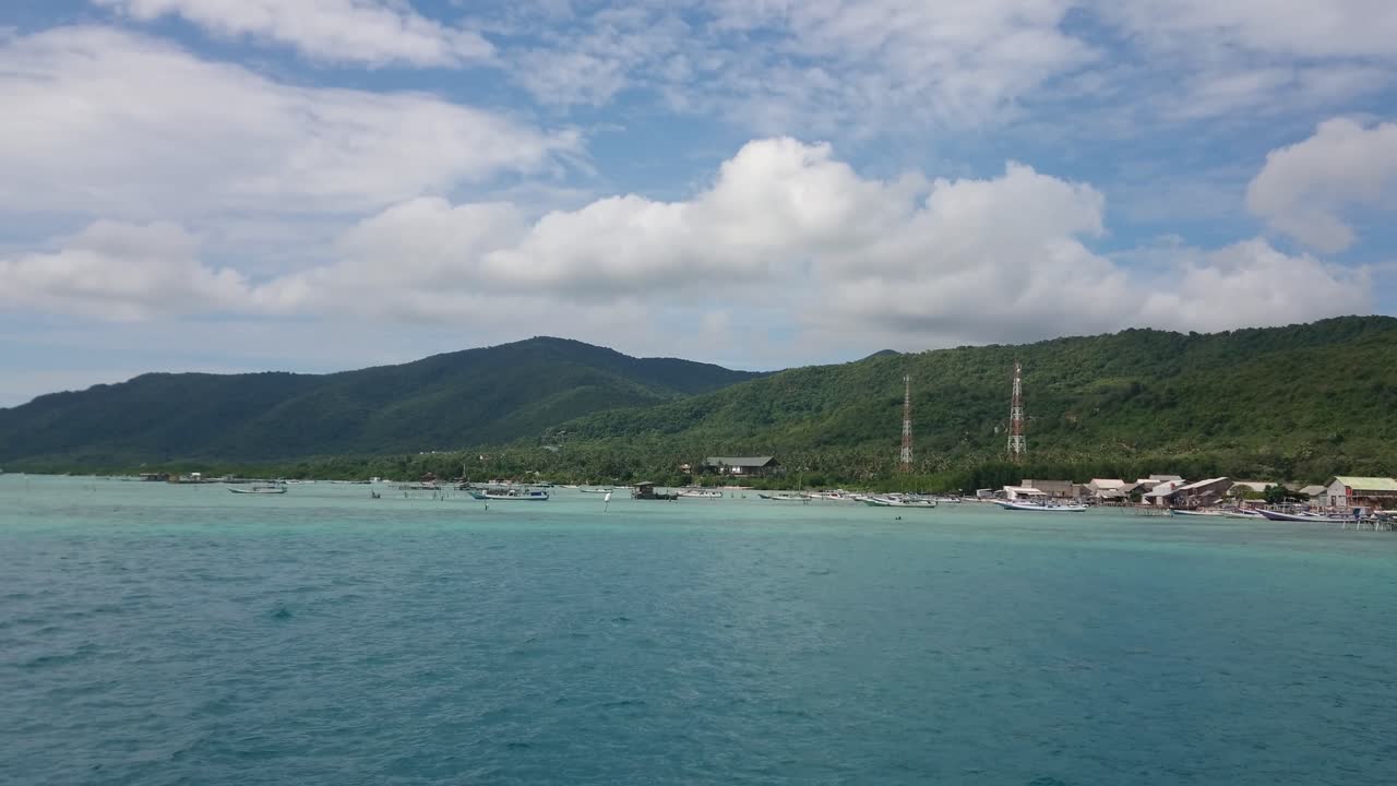 해변에 집 건물이 있는 아름다운 바다와 섬