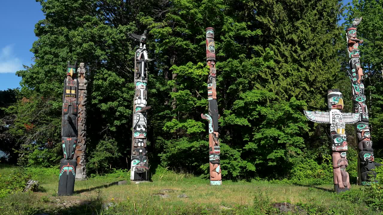 Totem in un ambiente forestale