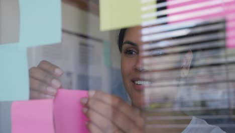 mujer de raza mixta trabajando en una oficina creativa