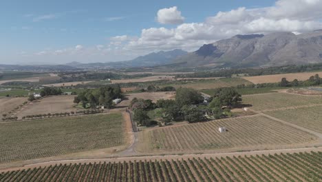 Imágenes-Aéreas-Cautivadoras-Muestran-La-Impresionante-Belleza-De-Una-Granja-Ubicada-En-El-Pintoresco-Paisaje-De-Ciudad-Del-Cabo,-Sudáfrica