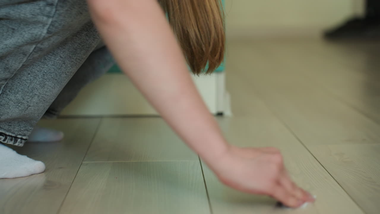 여성이 짜증을 내고, 좌절한 여성이 집에서 몸짓을 하며, 가정적인 여성이 몸짓으로 불만을 전달하고, 여성이 가정 환경 내에서 짜증의 기색을 드러냅니다.