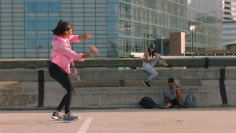 Desafío-De-Baile,-Fitness-Y-Diversión-En-La-Ciudad-Con-Una-Mujer