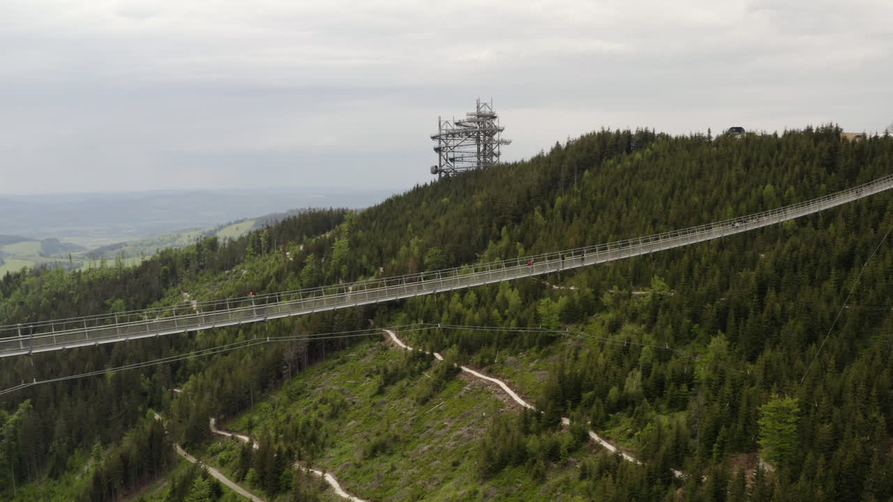 el "puente del cielo" suspendido más largo del mundo en moravia, chequia, toma de un dron