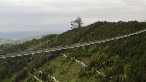 El-&quot;puente-Del-Cielo&quot;-Suspendido-Más-Largo-Del-Mundo-En-Moravia,-Chequia,-Toma-De-Un-Dron