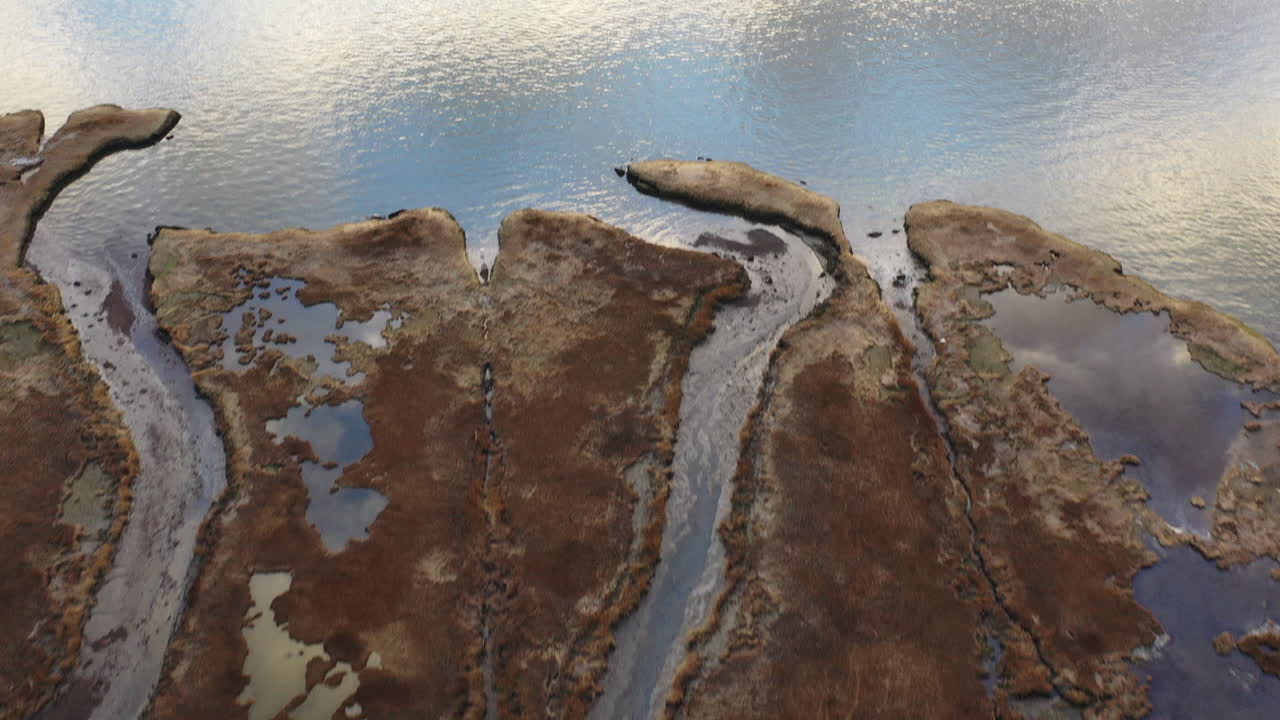 аэрофотосъемка залива возле фрипорта, штат нидерланды, на закате солнца