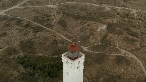 Mit-Einer-Drohne-über-Einen-Leuchtturm-Fliegen