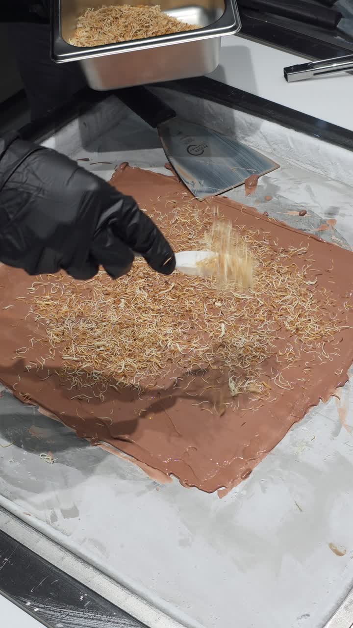 Il gelato arrotolato al cioccolato di Dubai viene preparato dal vivo in una gelateria a Dubai