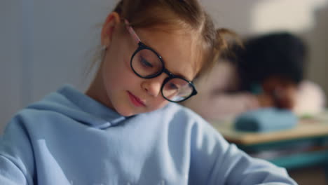 Niña-Pensativa-Aprendiendo-En-La-Clase-Escolar.-Estudiante-Reflexivo-Escribiendo-En-Un-Cuaderno