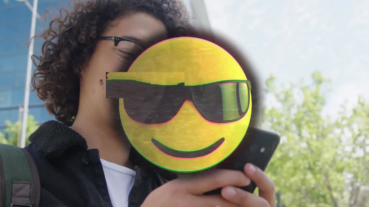 animación de un emoji feliz sobre un hombre usando un teléfono inteligente