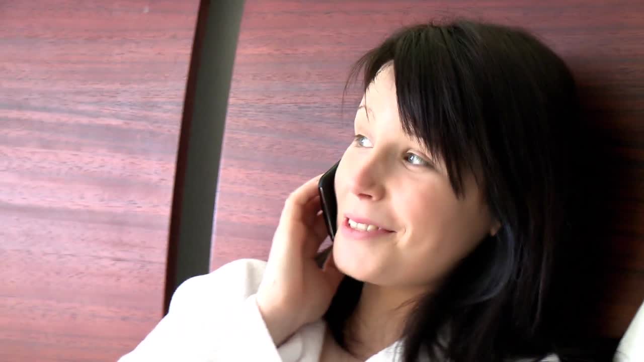 retrato de una mujer caucásica en el teléfono