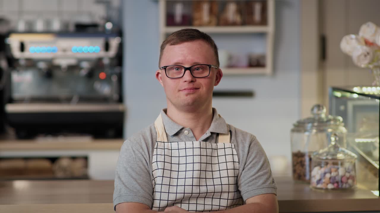 Porträt eines Mannes mit Down-Syndrom, der im Café arbeitet