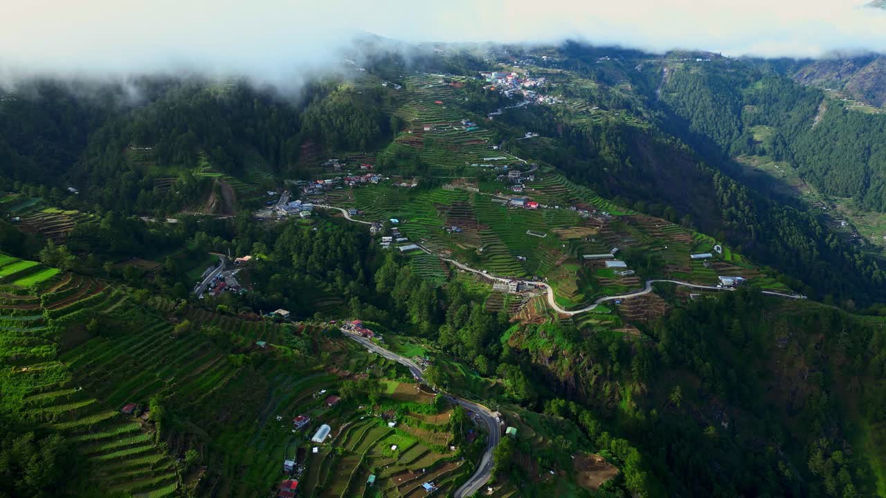Atok Benguet Filipinler'deki Halsema Otoyolu üzerinde, dolambaçlı yolları ve ekili sebze tarlalarını vurgulayan havadan çekilmiş görüntü