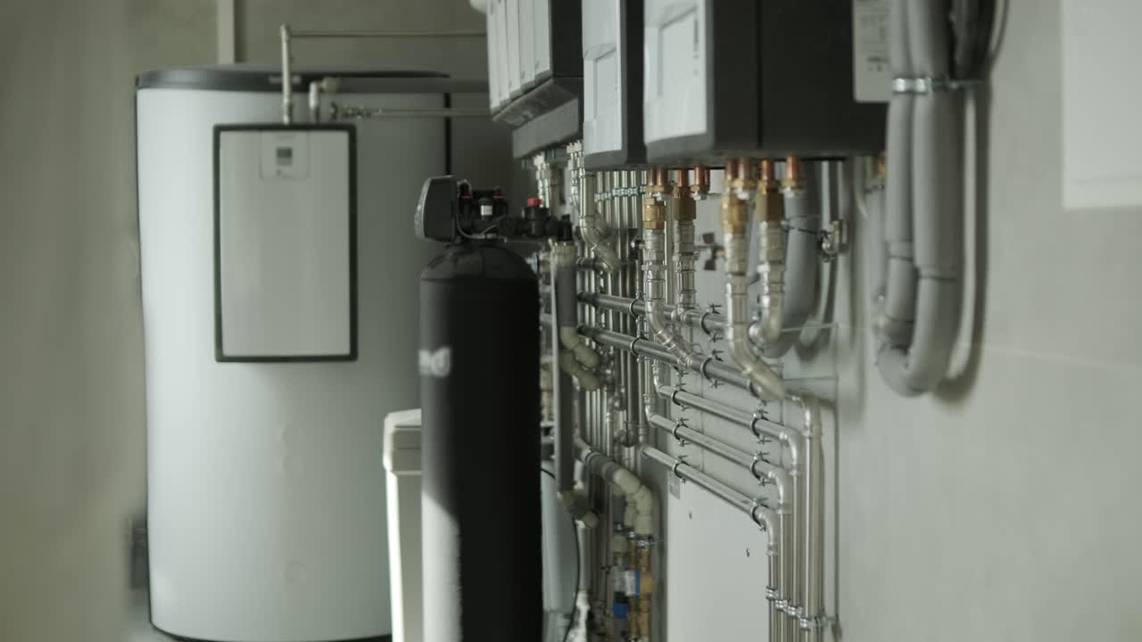 técnico que ajusta las válvulas de las tuberías de los sistemas de calefacción residenciales