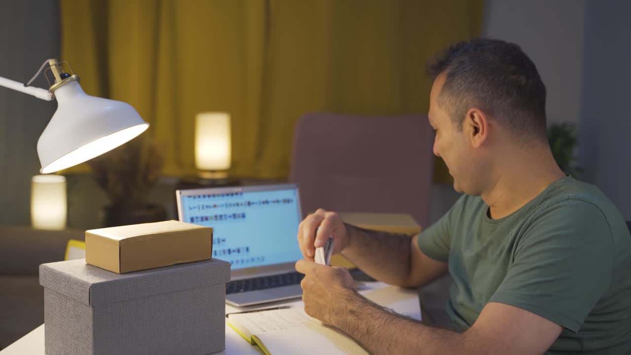 el hombre que vende en su tienda en línea está contando dinero.