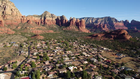 Vista-Aérea-Del-Barrio-Residencial-En-Sedona,-Arizona,-EE.UU.,-Casas-En-El-Valle-Bajo-Acantilados-De-Roca-Roja