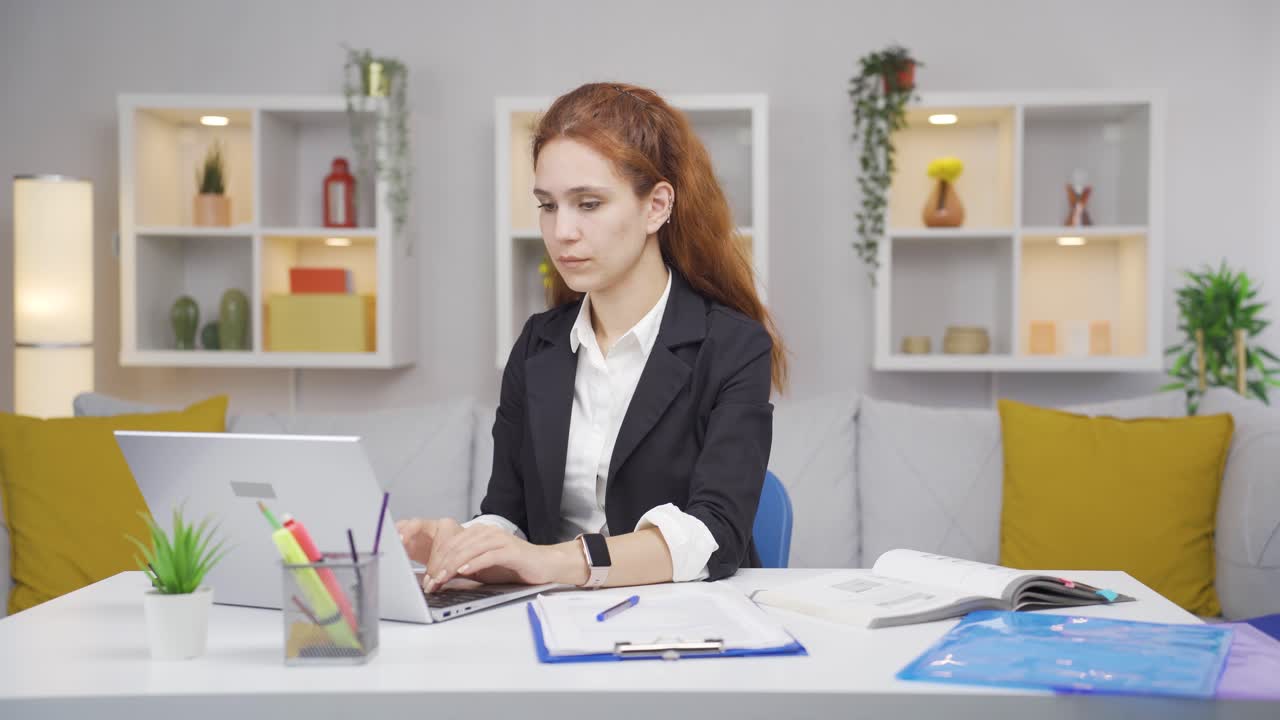 портрет женщины, работающей в домашнем офисе