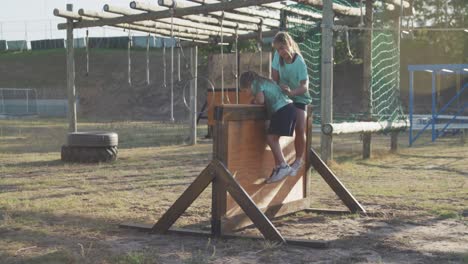 chicas caucásicas entrenando en el campamento de entrenamiento