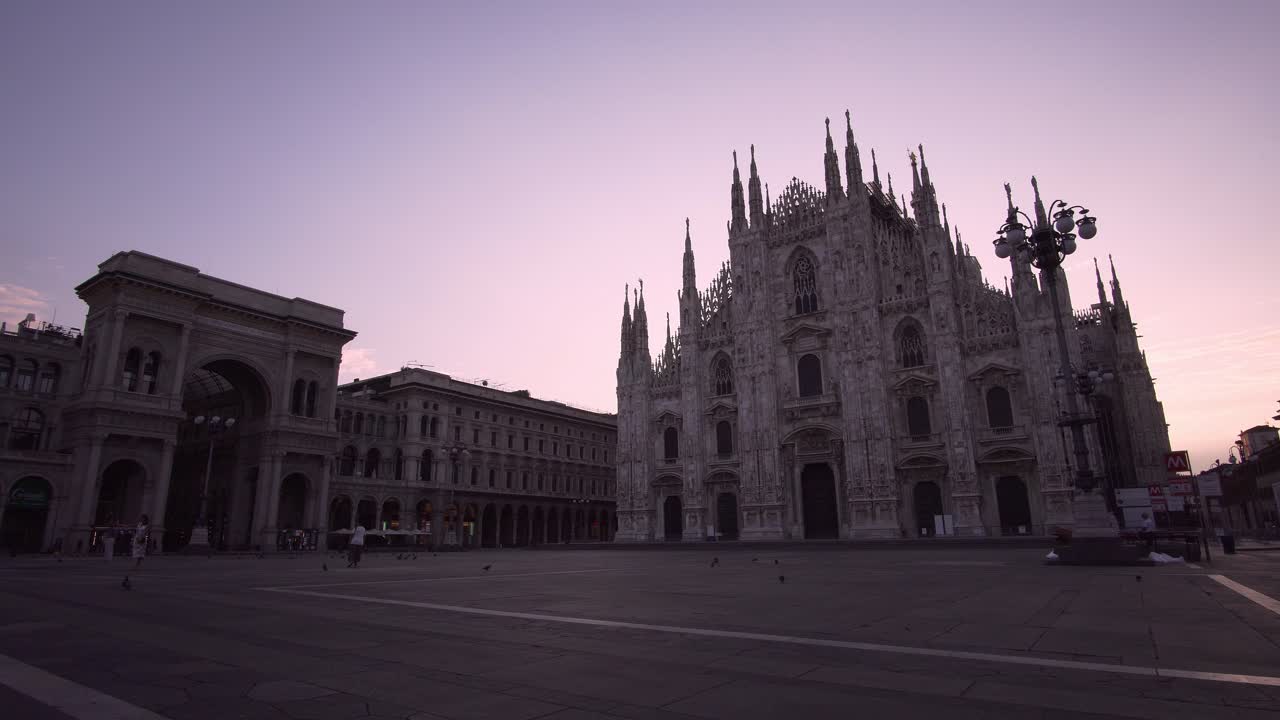 catedral del duomo centro de la ciudad de milán al amanecer temprano en la mañana