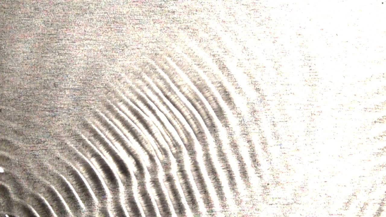 los patrones de interferencia se forman cuando dos patrones de onda se cruzan y se vuelven más complejos