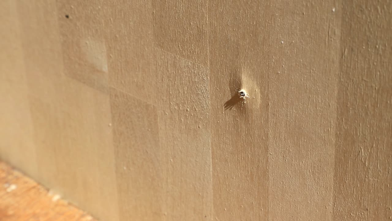 primer plano de una broca perforando un agujero en cámara lenta