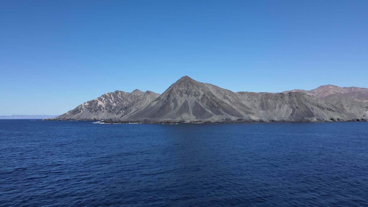 유명한 멕시코 해안선과 바다 절벽을 향해 공중 돌리 경주를 벌입니다.