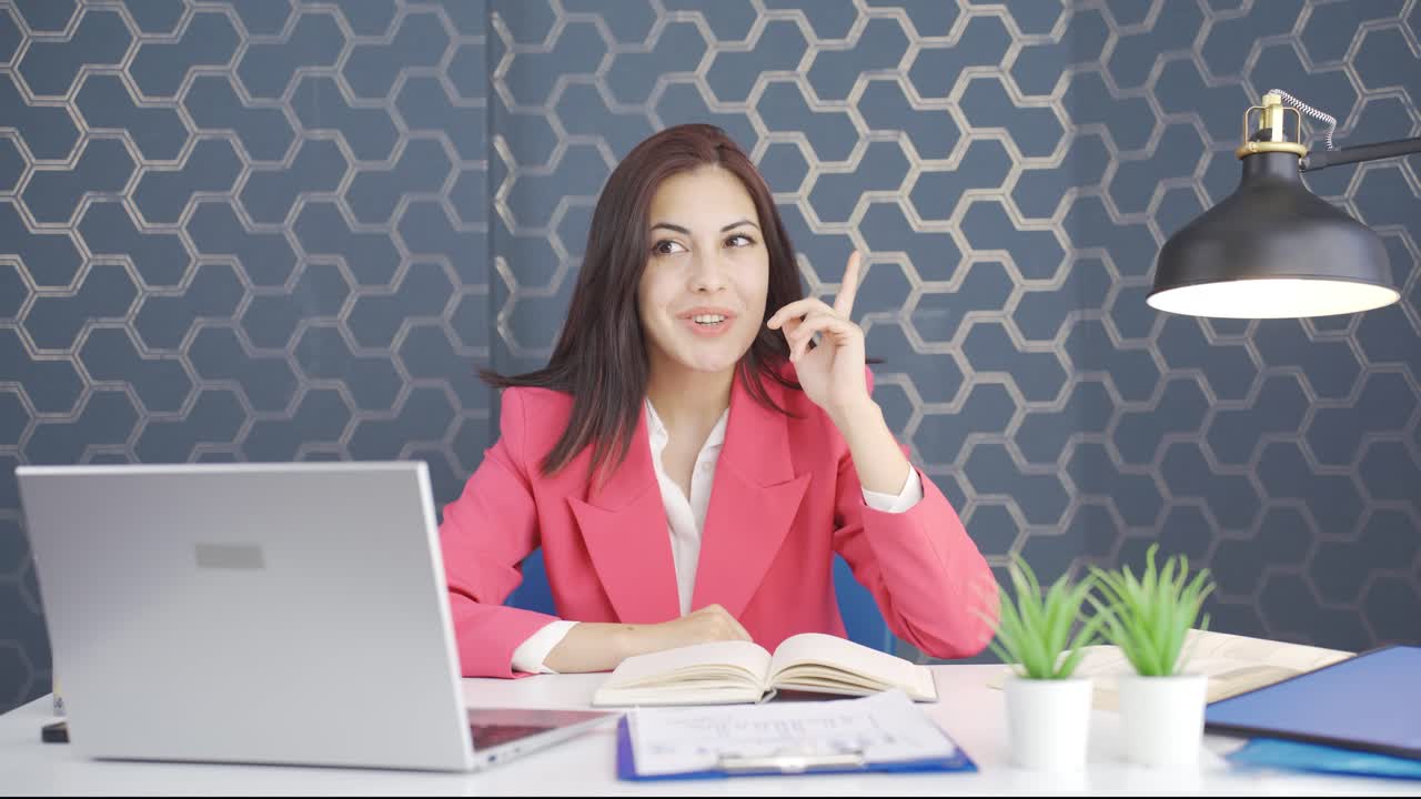 una joven mujer de negocios pensante se le ocurre una gran idea.