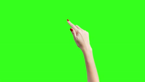 video de manos femeninas con gestos para aparatos en fondo verde