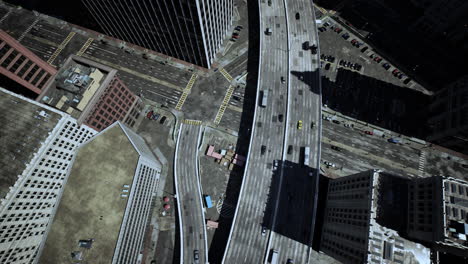vista aérea de una ciudad con tráfico