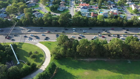 Eine-Luftaufnahme-Einer-Allee-Am-Abend-Zur-Hauptverkehrszeit