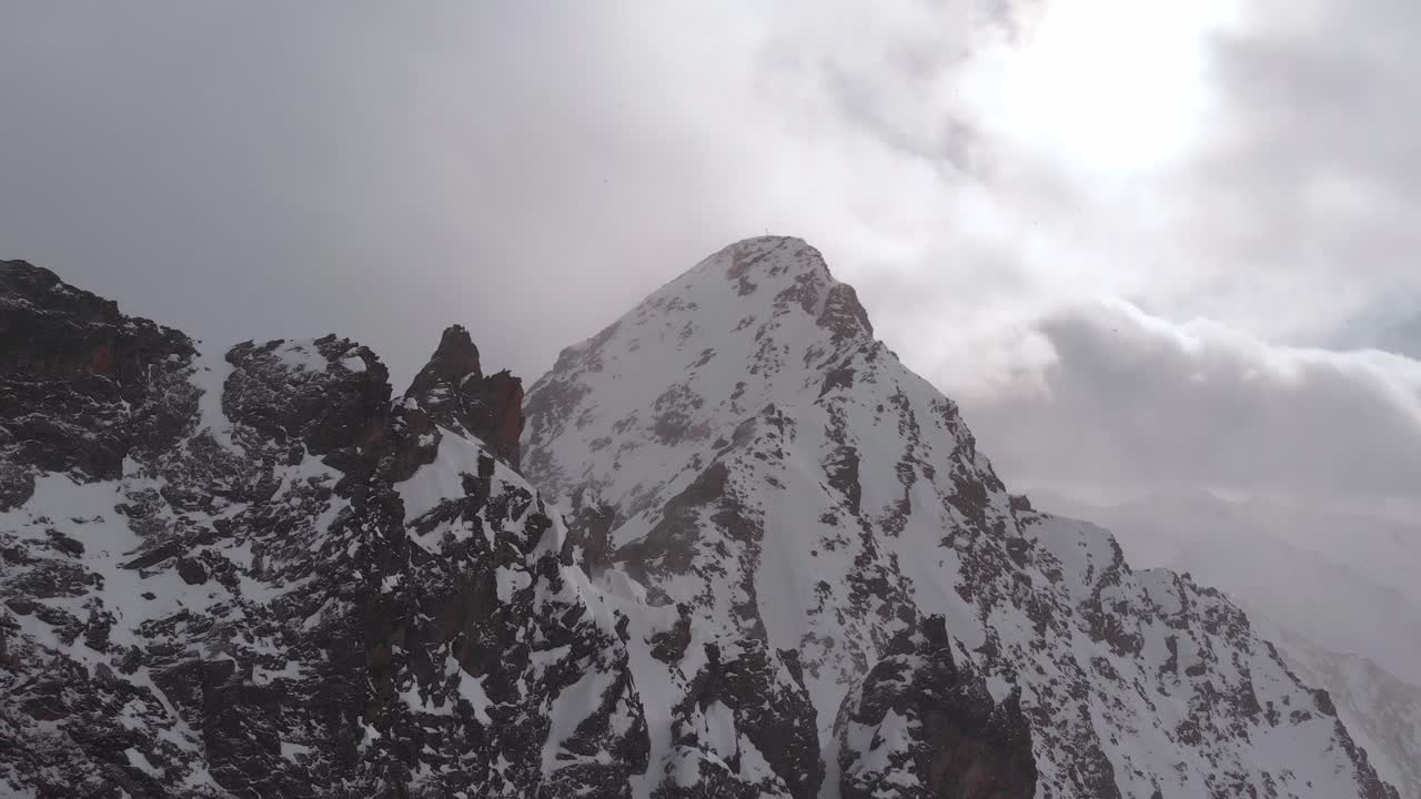вид с воздуха на скалистые горы в облаке метели, в каунертале, австрия - панорама, съемка с дрона