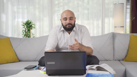 Home-Office-Arbeiter,-Mann,-Der-Spaß-Daran-Hat,-Am-Laptop-Zu-Arbeiten-Und-Ihn-Zu-Benutzen.