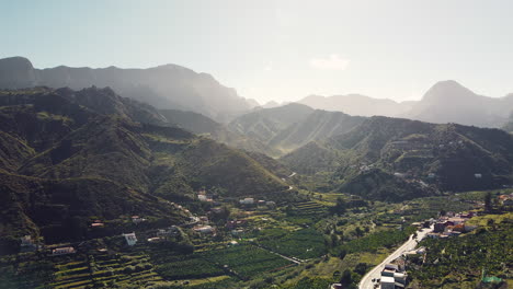 Wunderschöne-Drohnenaufnahme-Von-üppigen-Bergen-Und-Dörfern-Auf-La-Gomera,-Kanarische-Insel