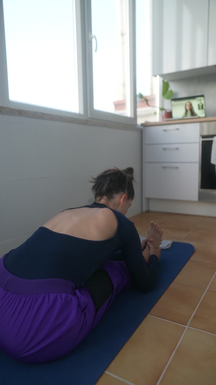 mujer practicando yoga en casa