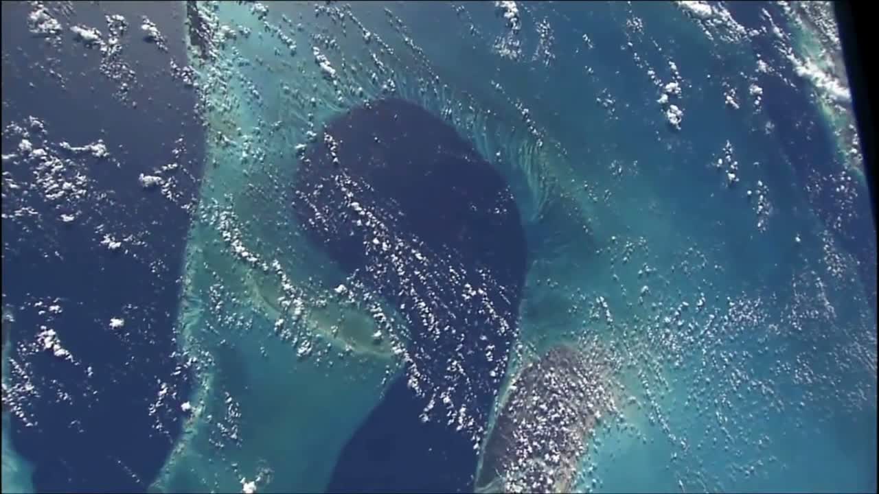 우주 5에서 지구를 촬영