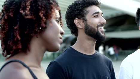 grupo de personas sonrientes hablando en la calle