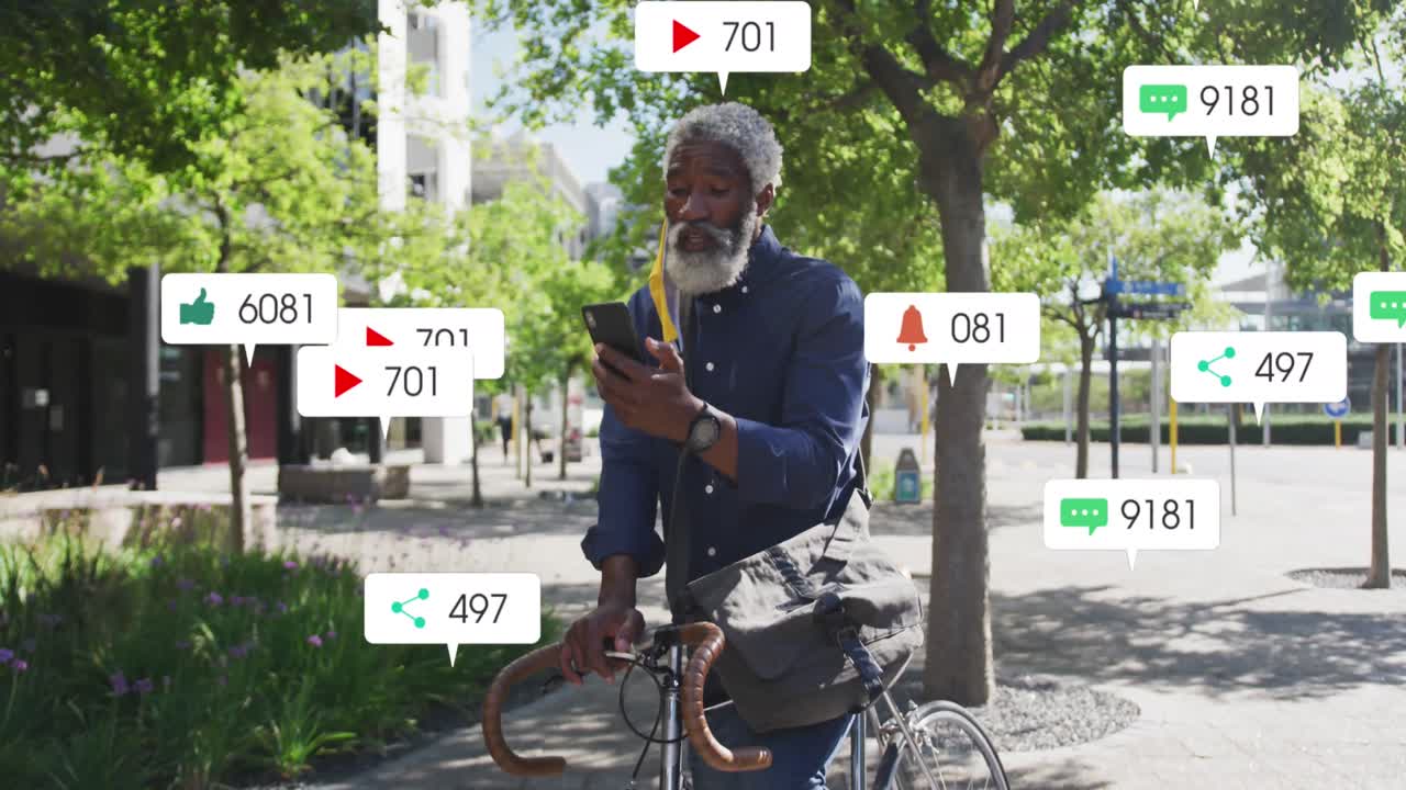 animación de barras de notificación, anciano afroamericano en bicicleta hablando en video llamada