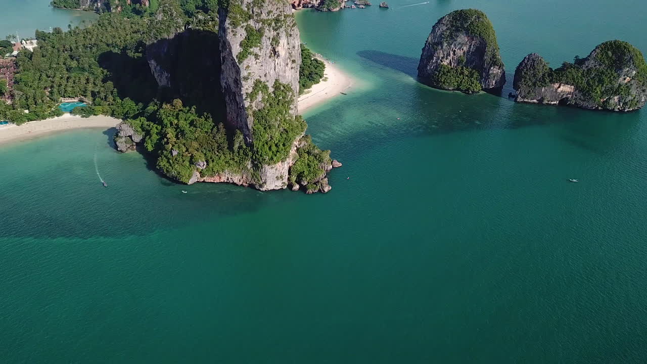 Veduta aerea con inclinazione verso l'alto di una maestosa isola esotica e laguna con spiaggia bianca nel mare tropicale a Railay, Isola di Krabi, Thailandia