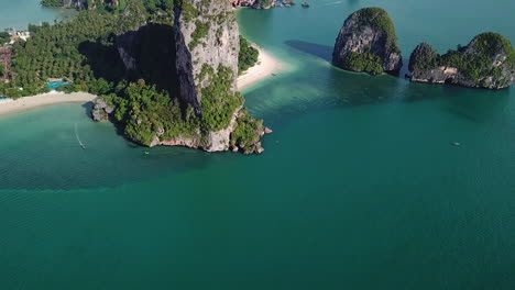 incline hacia arriba la vista aérea en la majestuosa isla exótica y la laguna de playa blanca en el mar tropical en railay, isla de krabi, tailandia