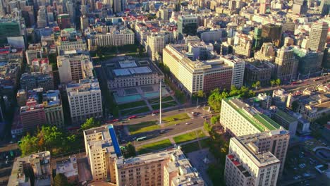 dolly aéreo hacia la moneda en el centro de santiago
