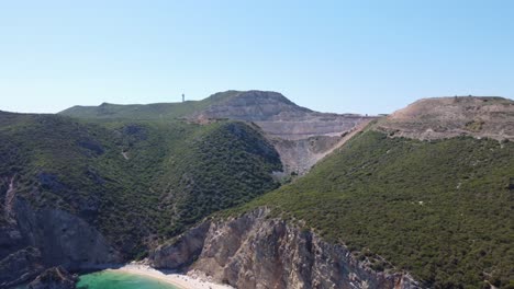 toma aérea de un hermoso acantilado portugués con una playa tropical debajo